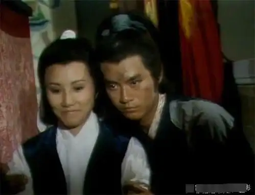 72岁的张无忌搂着72岁的赵敏拍照缘分40年,弹指一挥间