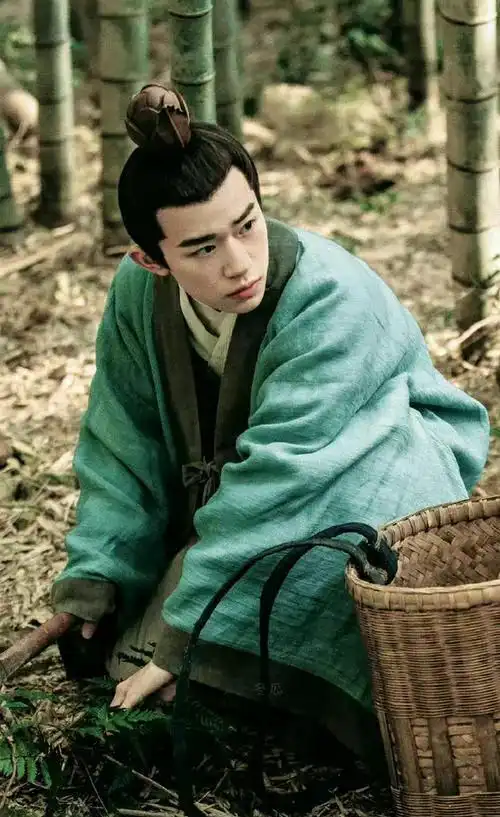 易烊千玺满江红黑衣胡渣造型很带感,质疑声如影随形