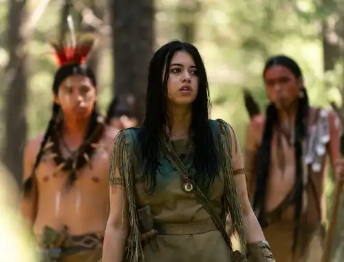 铁血战士猎物新剧照印第安少女大战铁血战士
