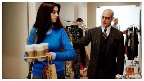 电影穿普拉达的女王中主人公的穿搭对职场权力的映射