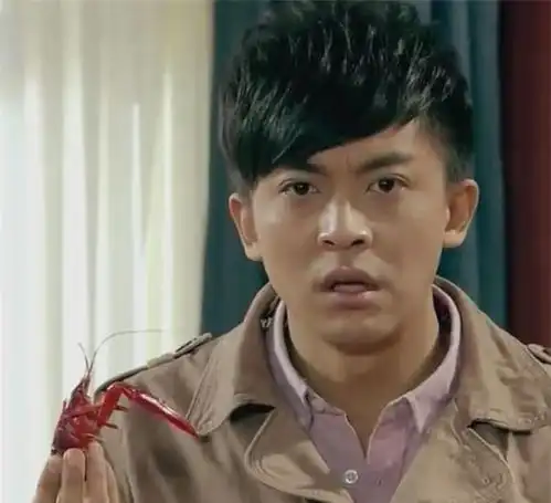 李佳航新剧剧照太违和,被网友质疑整容,本人亲自上线辟谣
