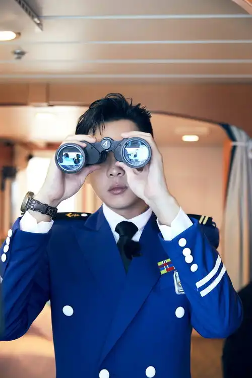 组图张若昀着蓝色船长制服身形笔挺看书认真弹琴画风逗趣
