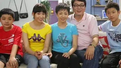 凭借家有儿女爆红,却因为私生活被遗忘,如今靠绯闻吸引关注

