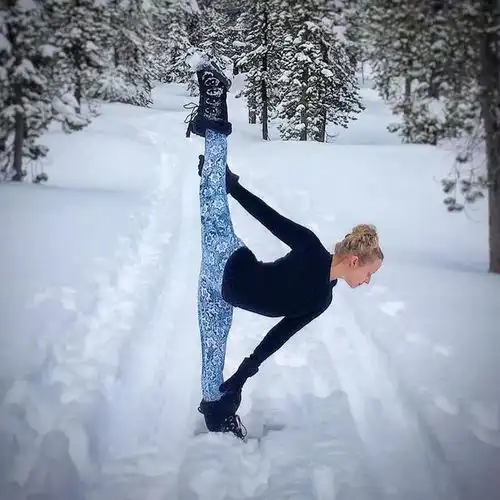 海边练瑜伽才美错冰天雪地带上我的雪地靴来场雪地瑜伽才是酷
