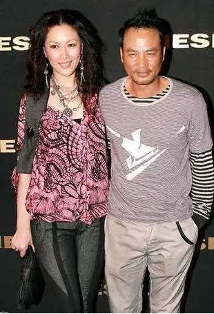 63岁任达华一家三口近照,女儿13岁身高超1米7,被誉最美星二代
