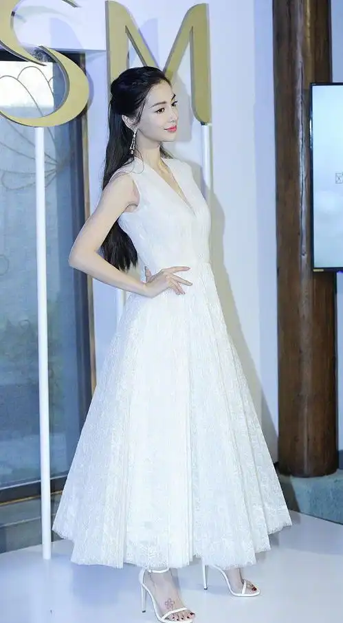 杨颖秀身材真美白色低领连衣裙秀事业线,却不及手上的装饰
