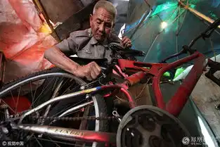 104岁老人蜗居街头修单车称儿孙在美国
