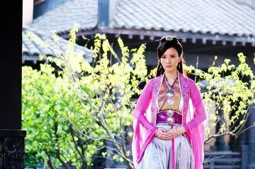 在快乐大本营追影剧组那一期里,在横店时胡歌旁边的那个女的是谁呀