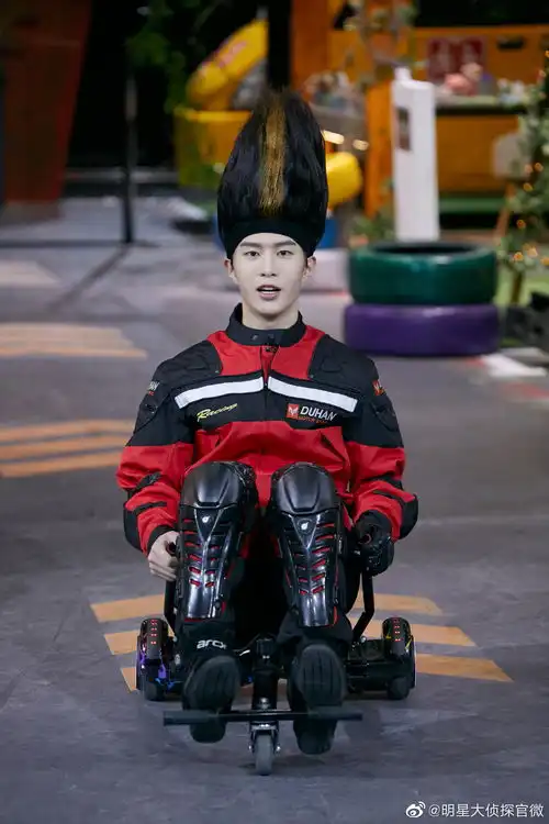 首席发型专家范车车引领x学校潮流男人要想混得好,头发就要往后倒