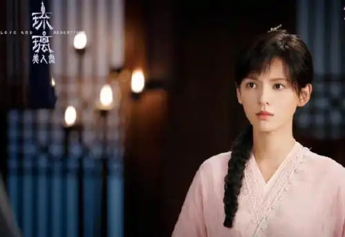 南风知我意再晒剧照,成毅受伤拄拐杖,脆弱感绝了