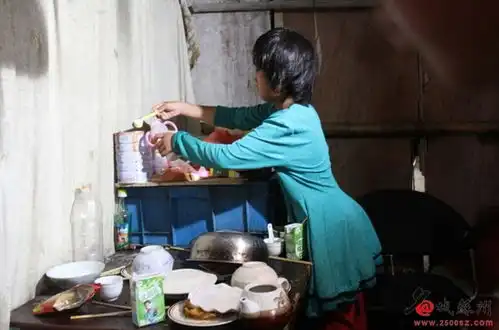 拾荒夫妻生10个孩子无力养活蜗居草棚
