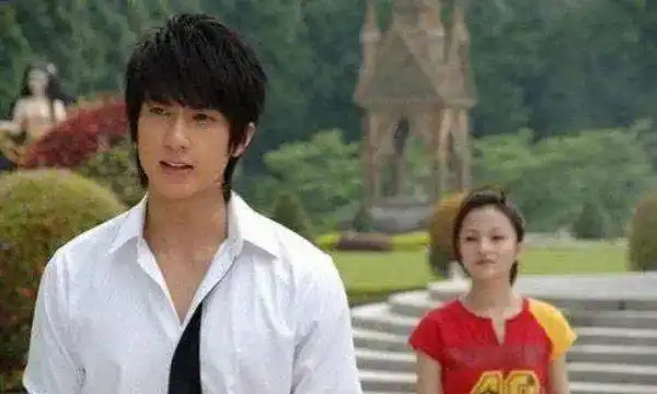 42岁吴尊把同学熬成爹,网友不老男神