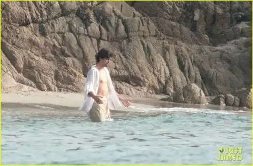 小美人鱼新片场照王子湿身剧组出现新冠疫情爆发