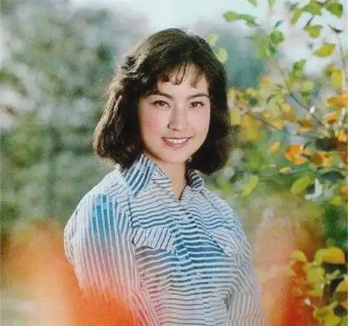 看了刘晓庆青年到老年的照片,才发现40岁是她的巅峰期,真的好美