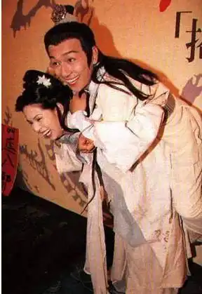 黄日华版天龙八部幕后照,乔峰也有不正经的一面,阿朱依然俏皮
