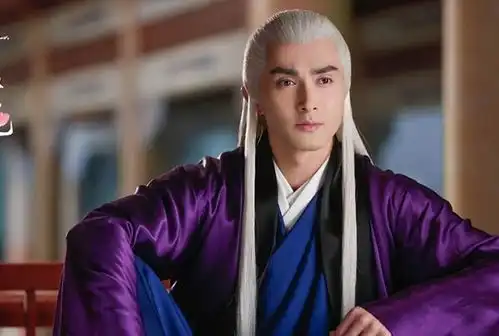 他出道前曾是一名快递小哥,后被杨幂看中,如今火得一塌糊涂