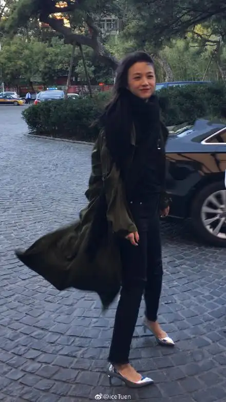 娱乐圈39岁的汤唯被网友抓拍,没修过的照片竟然比杂志还要惊艳
