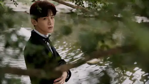 白敬亭王嘉尔玩的老鹰捉小鸡
