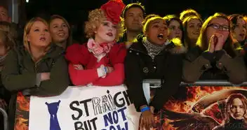 饥饿游戏伦敦红毯群星璀璨劳伦斯气场十足
