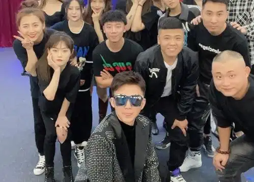 浩南在活动现场承认炒作,老方丈登台压轴,两人大谈兄弟感情