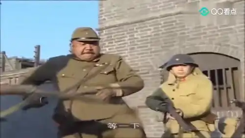 小兵张嘎歪嘴想轻薄鬼子的女人,结果被逮到再也不做汉奸了