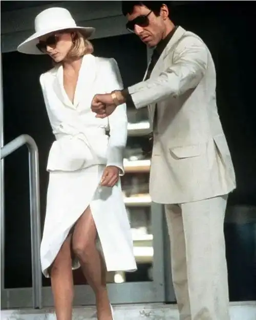 是时候穿白西装了,又a又飒
