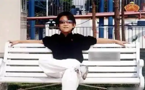 他是韩红侄子,宋丹丹儿子,被群嘲长残,沉寂12年却因床戏走红,还让周冬雨倒追