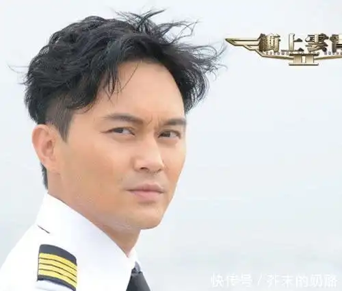 47港姐袁咏仪与丈夫张智霖不丹游玩,男帅女靓芳华依旧
