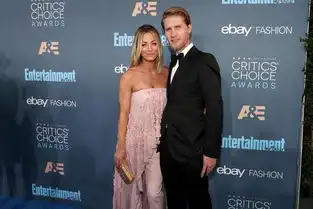 生活大爆炸佩妮被求婚激动到忘说yes
