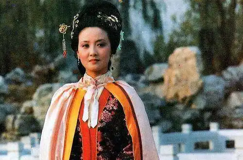 红楼梦定角色时,演员关系很微妙,她不走,邓婕不知会怎么样