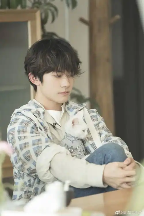 tfboys新闻200331易烊千玺朋友请听好高清剧照,明天胖了十斤的小可爱温暖相伴