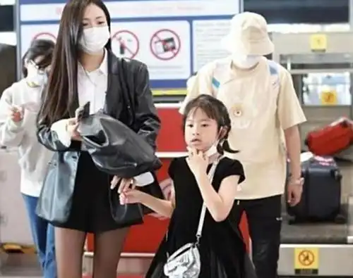包贝尔一家三口现身机场,包文婧宛如少女,女儿神似父亲
