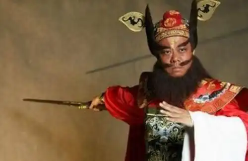 他是神话中的战神,却因一事得罪帝俊被贬成人,死后成为抓鬼天师