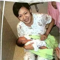 女星哺乳遭遇囧事喷路人一身