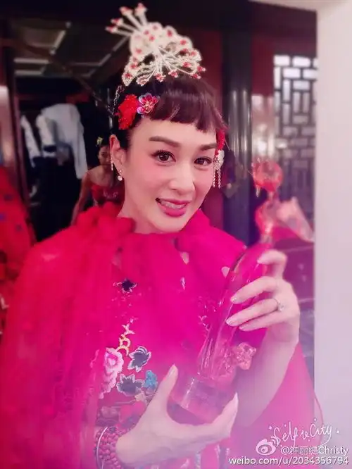 张靓颖钟丽缇今天都大婚,比比她们婚纱照,谁最美
