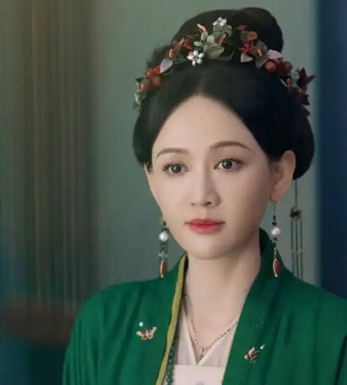 陈乔恩艾伦骑电车出街,二人甜蜜互动,领证两年即将举办婚礼
