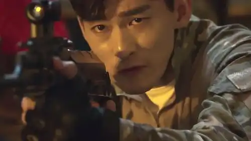 小伙准备拿枪打掉遥控飞机,却发现没子弹,却反被遥控飞机打