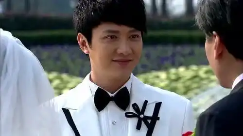 佳期如梦冯绍峰和未婚妻大婚,扔出捧花,赵丽颖争先抢后想要
