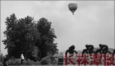 株洲版飞屋环游记上演热气球载人升空