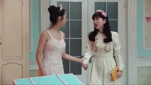 晗芝不愿意给妈妈开门,结果听到朋友的声音,她却改变了主意