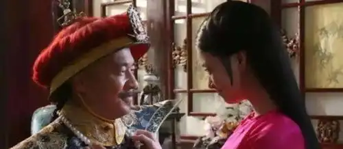 拍甄嬛传时,陈建斌说蒋欣显老,对方的话让陈建斌羞愧难当