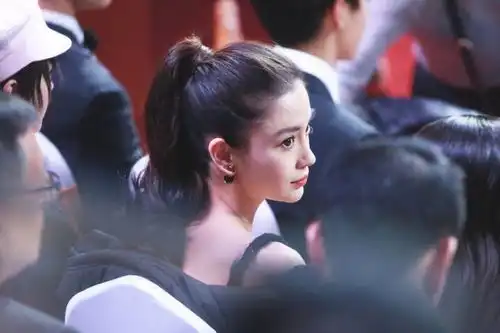 baby晒与儿子相拥照片,小海绵的手成亮点,破离婚传闻