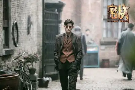 赵丽颖张翰新电影发布首款海报和新剧照,民国夫妇日常美哭网友
