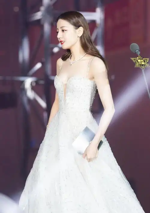 迪丽热巴太抢眼,穿露肩惊现蜜桃身材,站着得靠话筒遮够拼
