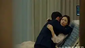 中队长受伤怕丢脸在手下面前装睡哈哈哈,你是叫不醒装睡的人的
