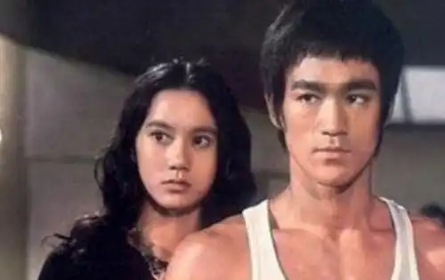 她是李小龙生前最后见的人,向华强养她40年,今和向太亲如姐妹
