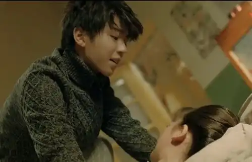 tfboys长大了,王俊凯新剧床咚,剧中妈妈进门不问缘由先给一顿揍
