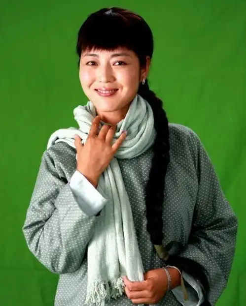 她,戏里土得掉渣,戏外却嫁帅气老公,恩爱至今生两孩超幸福
