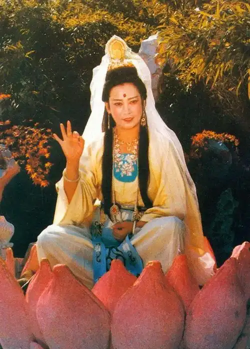 她本不信佛,在拍西游记中的观音时发生的一件事,让他主动信