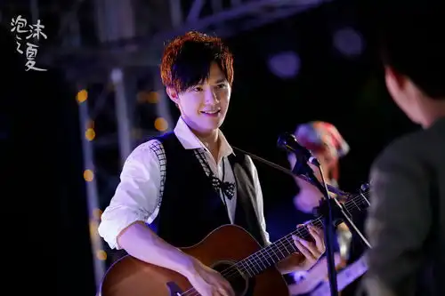 黄圣池泡沫之夏上演反差萌戏里角色惹心疼